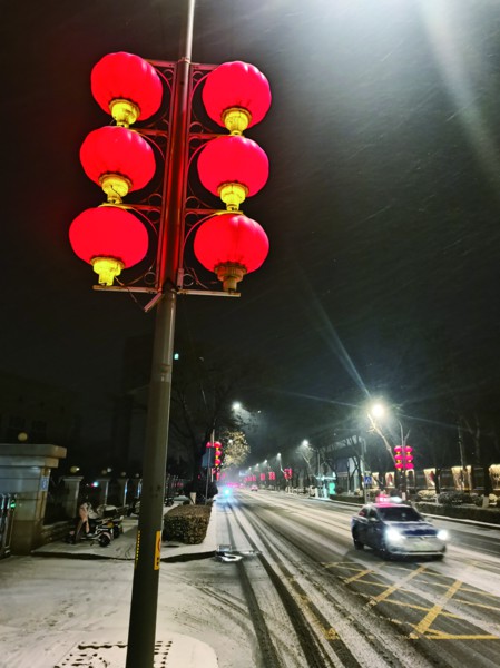 2月4日,我省以一场大范围降雪迎来“立春”节气,这轮降雪将自南向北影响全省。图为当日傍晚,济南迎来降雪,形成美丽雪景的同时,也给市民出行带来一定影响。◎山东商报·速豹新闻网记者 王晓峰 摄